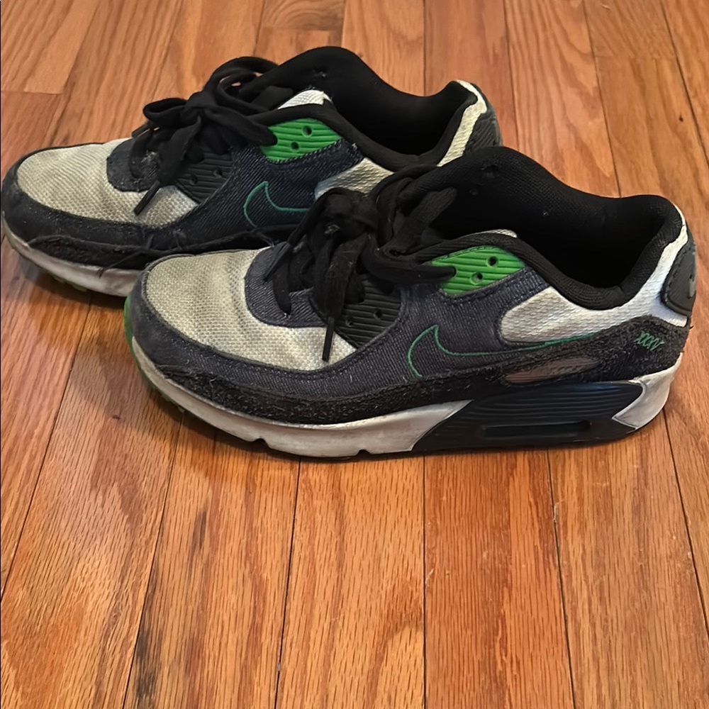 Nike Kids Black and Green Sneakers shoes size 5 boys